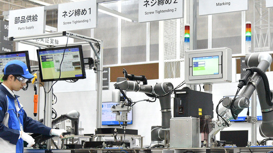 同じ生産ラインの中で、工程ごとに人と協調ロボットが混在し、協力しながら生産