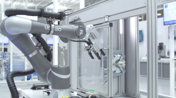 工作機や旋盤・プレス加工機等にワークを設置する作業を協調ロボットで自動化。