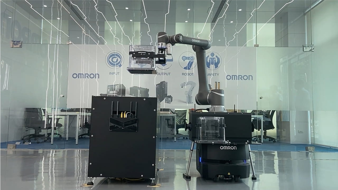 モバイルロボット（AMR）と協調ロボットによるシステムでFOUP搬送の無人自動化を実現