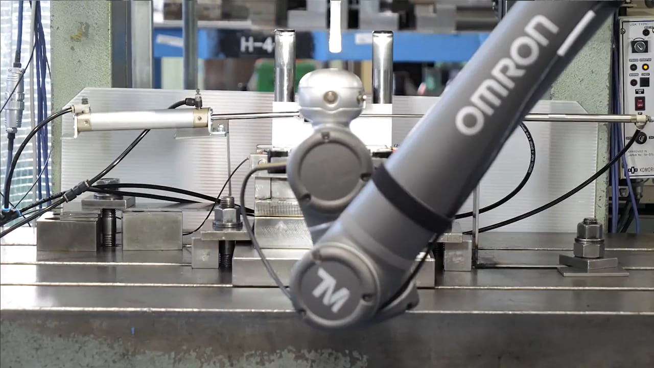 2台の協調ロボットを導入し、プレス機への製品セットと取り出し作業を自動化<br />ロボットシステムの内製化により、社内の技術人材を育成