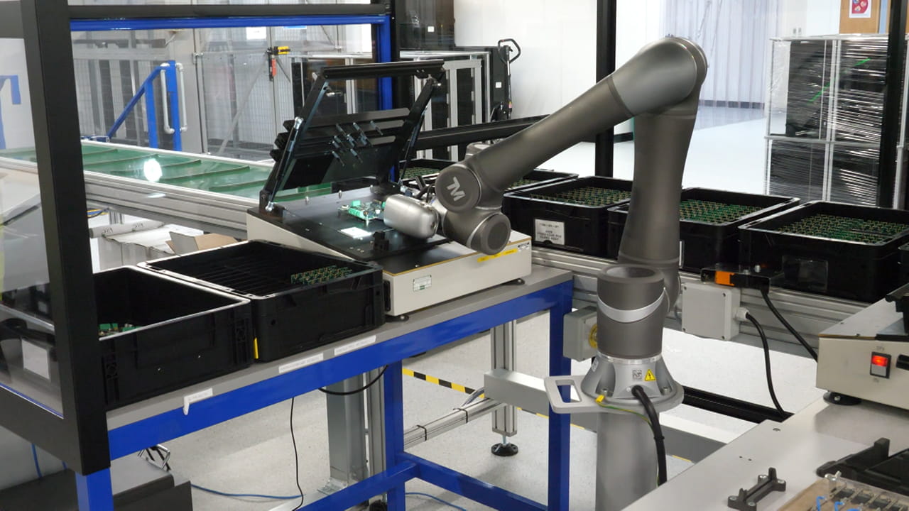 既存検査装置のままダークファクトリーを具現化 2年で投資回収する協調ロボット