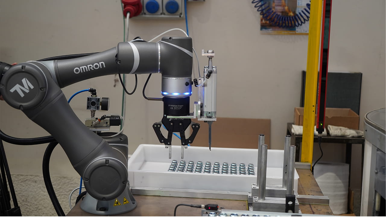 人に代わってマグネットを接着<br />接着剤を充填しながら外観検査を実践する協調ロボット