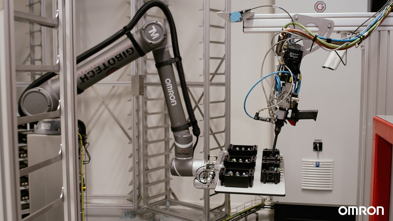 1台の協調ロボットで樹脂充填と製品搬送を自動化し、作業環境の改善と増産課題を同時に解決