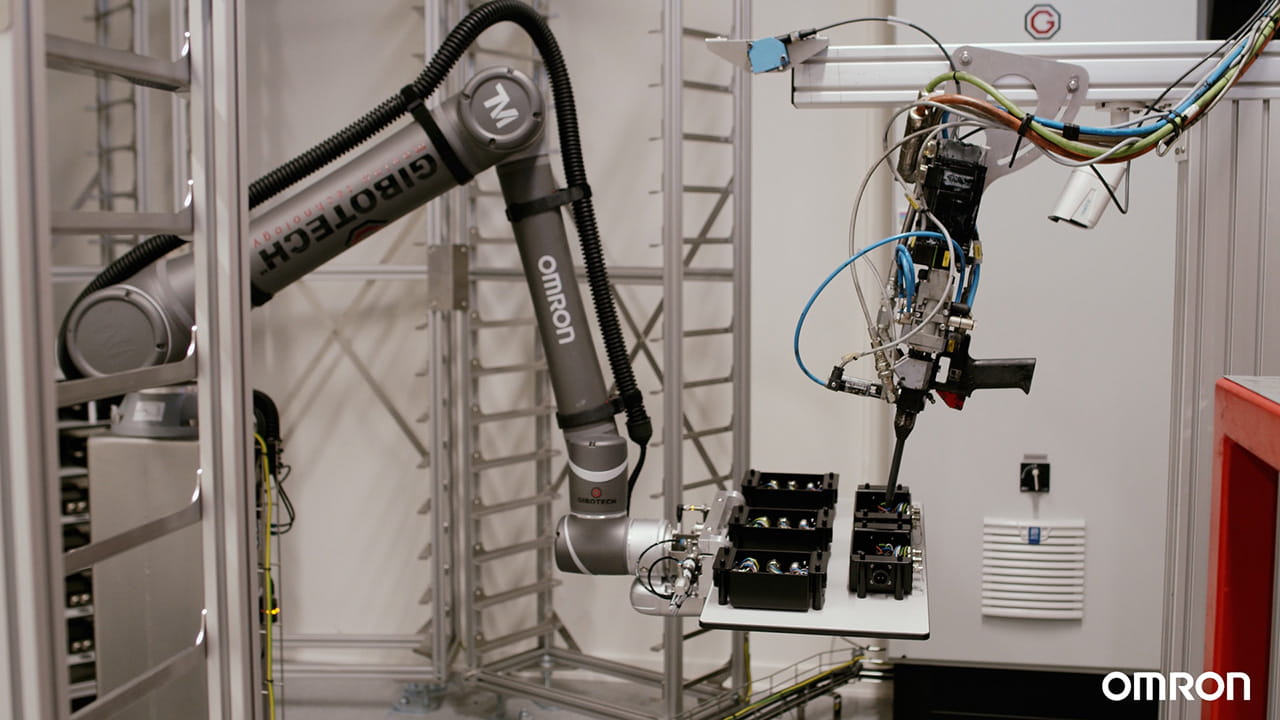 協調ロボット1台で樹脂充填と製品搬送を自動化し作業環境の改善と増産課題を同時に解決