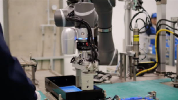 人と機械が同じ環境で安全に協業生産。協調ロボットによる生産ラインの省力化