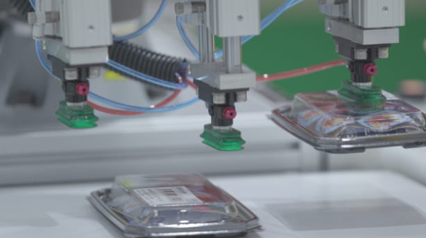 「人手不足」の課題解決。人と協調ロボットが協働する食品検査工程