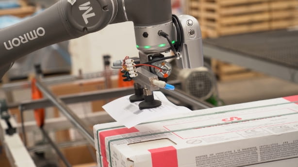 Industry4.0時代のフレキシブル生産を支える<br />協調ロボットのラベル貼り