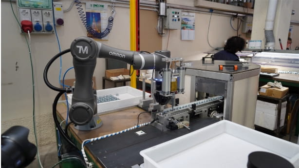 人に代わってマグネットを接着<br />接着剤を充填しながら外観検査を実践する協調ロボット