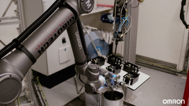 1台の協調ロボットで樹脂充填と製品搬送を自動化し、作業環境の改善と増産課題を同時に解決