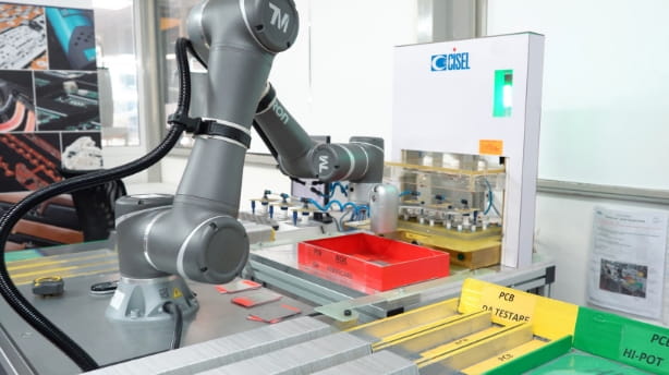 基板の絶縁テスターを最大効率で運用する協調ロボットマシンテンディング
