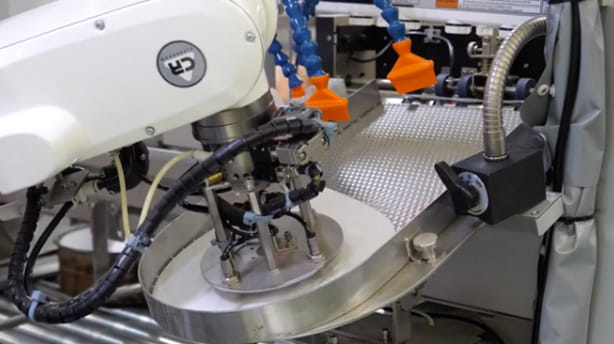 人手作業をロボットに置換え！ケーキ製造ラインでのクッキングシート挿入ロボット