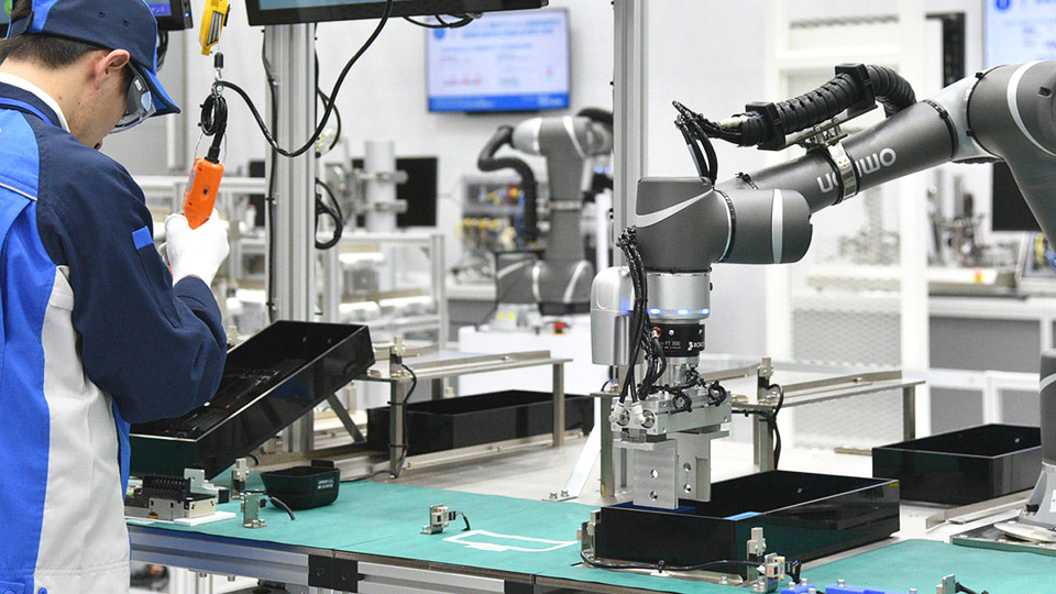 同じ生産ラインの中で、工程ごとに人と協調ロボットが混在し、協力しながら生産