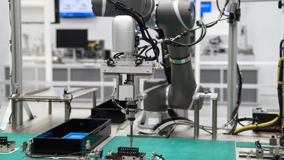 協調ロボット活用により組立工程のねじ締め作業を自動化
