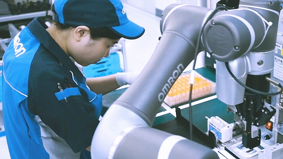 人と同じ空間で活躍する協働ロボット