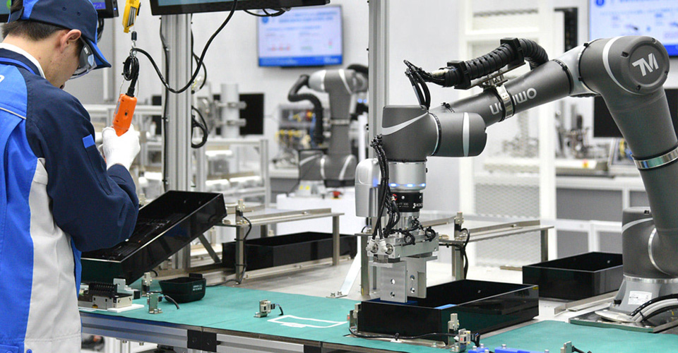 PLCとロボットを組み合わせることによる生産効率の向上