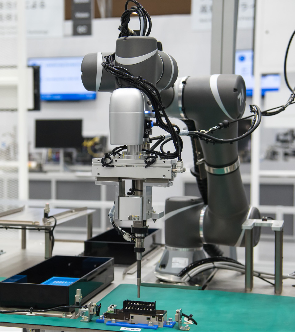 ねじ締め工程をロボットの活用で自動化