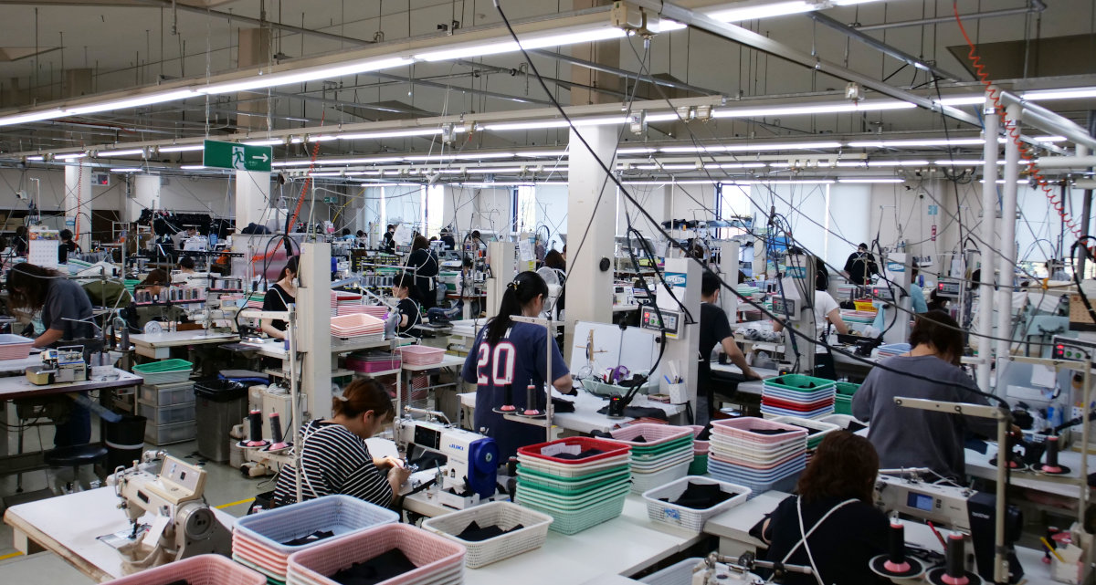 弘前工場 縫製フロアの様子