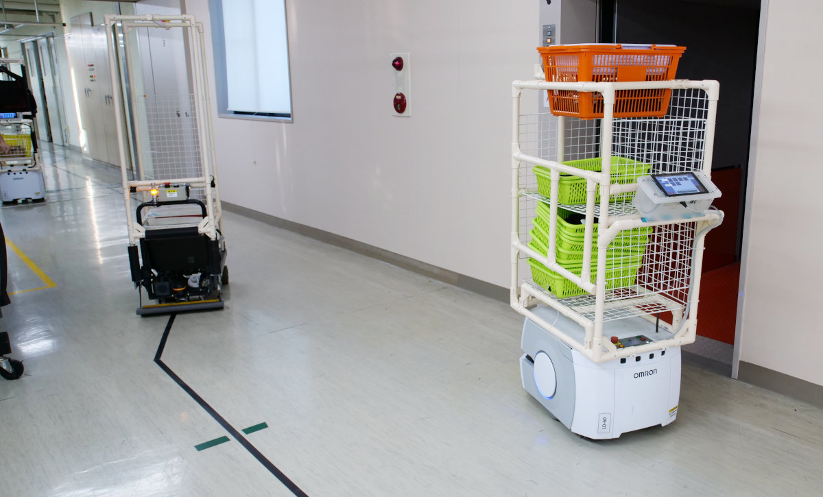 せまい通路でも人と搬送ロボット、搬送ロボット同士がすれ違い、安全に通過することが可能