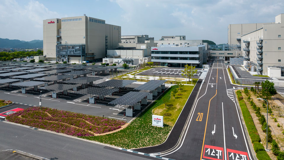 写真　社有駐車場に設置されたカーポート型太陽光発電システム