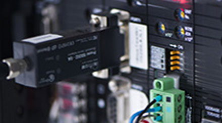古くなったPLC システム、ソフトウェア、ハードウェアを同等の機能を持った新機種へ置き換え