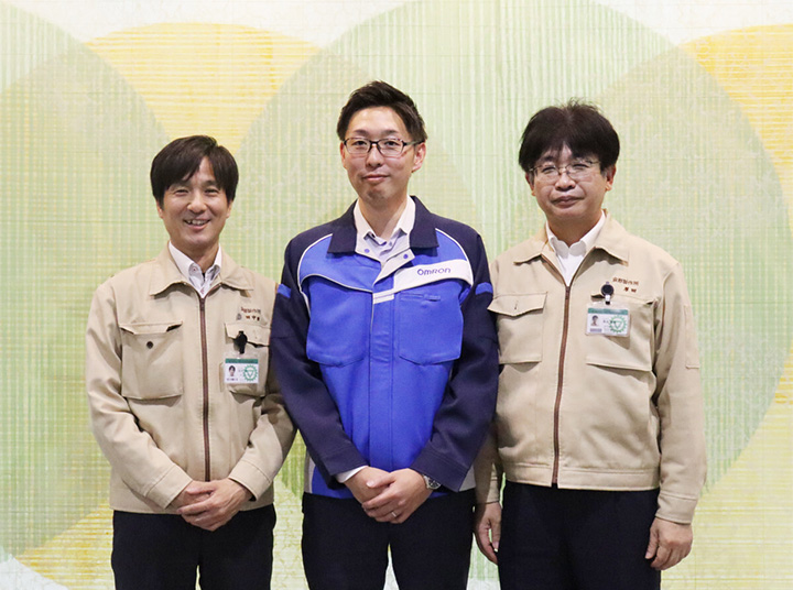 京都製作所の田中氏(左)と厚田氏(右)、オムロンの市川氏(中央)