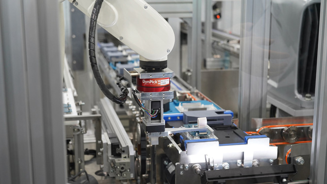 ロボットがフレキシブル基板を挿入している場面