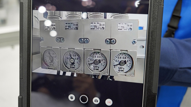 管理者には計測器の画像が送付されてくる。現場に駆け付けなくとも機器の状態を知ることができるという