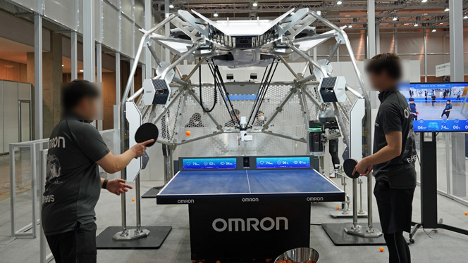 ダブルスを行う第7世代 卓球ロボット“フォルフェウス”
