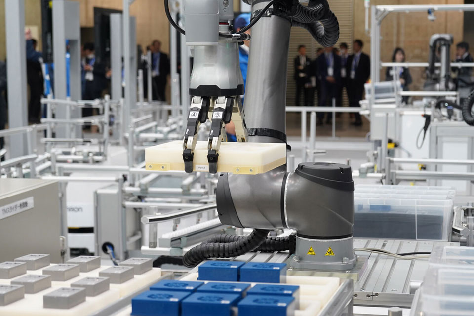 手のような形をしたロボットハンド。その正確な把持を支えるのも、オムロンの統合コントローラだ