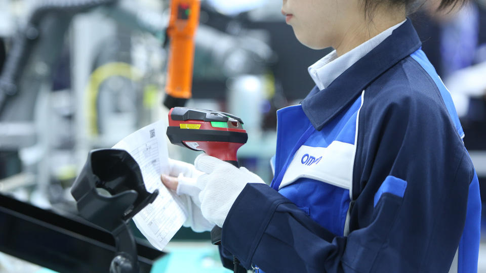 製品に4M情報を紐づけて管理するための情報を読み取り、作業に着手
