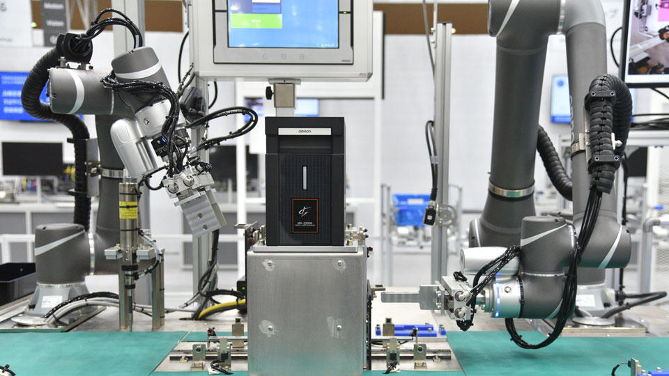 人が担っている多岐に渡る作業を、人と共存しながら協調ロボットが担当。省スペースで自動化が可能
