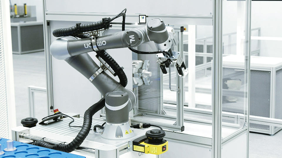 協調ロボットなら、扉の開閉など人の操作を再現。既設の工作機へ迅速・簡単に導入可能