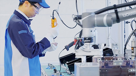 人と機械が自在に協調する 知能化セルライン