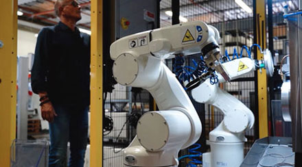お客様のオムロンロボット採用事例を動画でご紹介