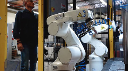 お客様のオムロンロボット採用事例を動画でご紹介