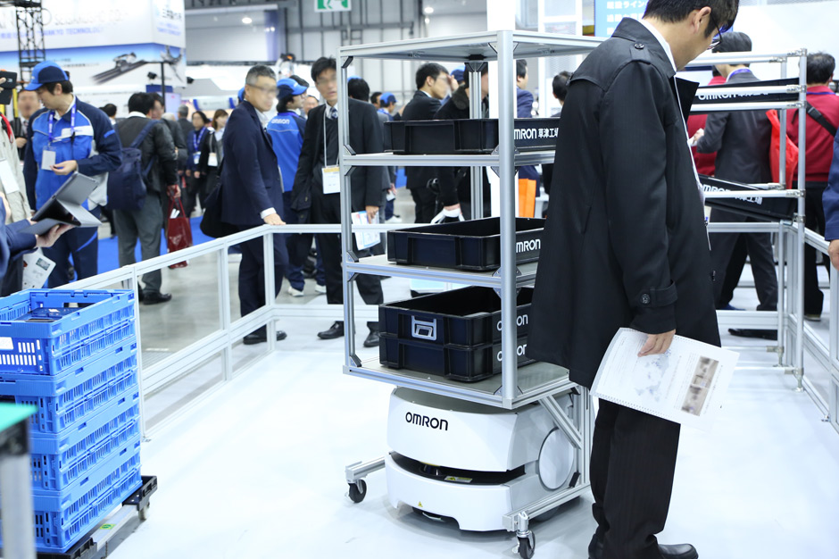 レールなどが必要なAGV(無人搬送車)では出来ないフレキシブルな搬送ルート変更も5分で完了