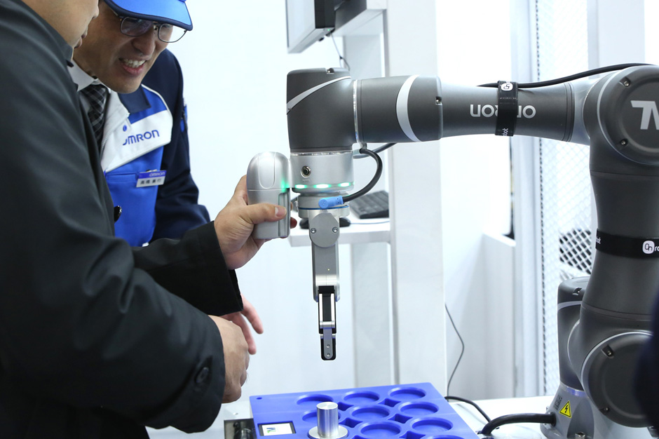 現場の新人に作業を教えるような感覚でロボットへ教示できることを体感