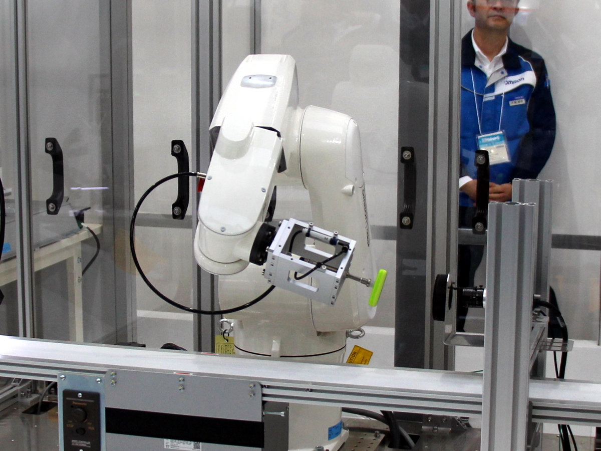 ロボットとカメラ、画像認識技術を使って、外観検査を行うデモ。