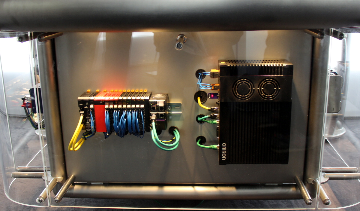 デモ設備下部の制御部。右側の黒い筐体がAIコントローラー機能搭載の産業用PC